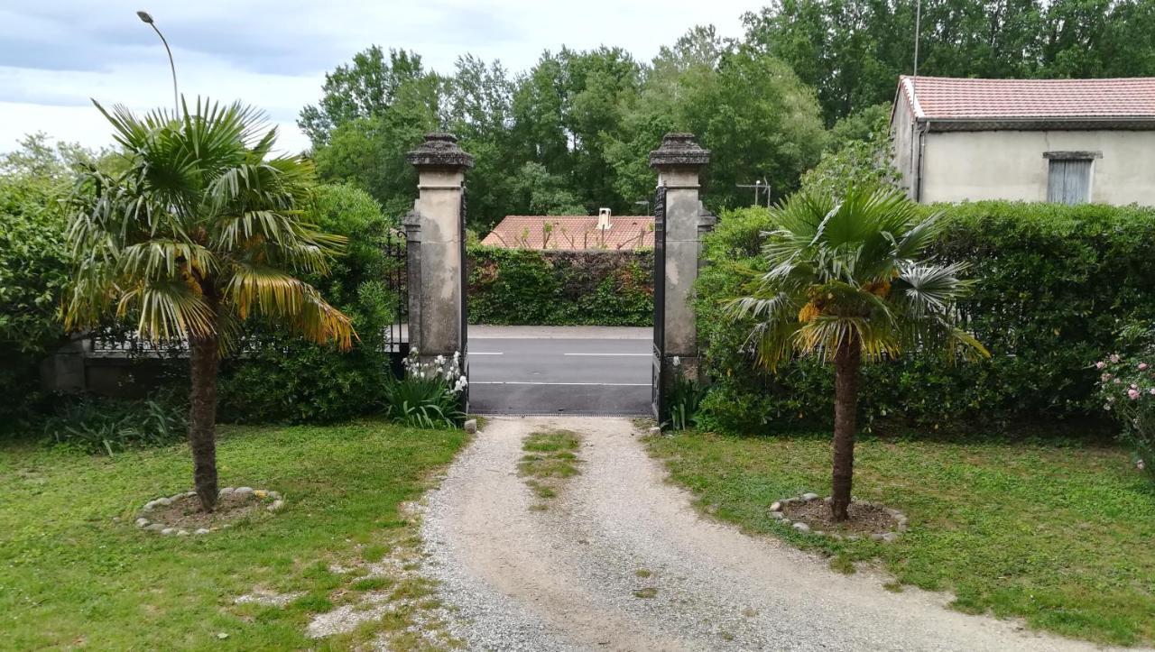Les Palmiers Bed & Breakfast Mauves Exterior photo